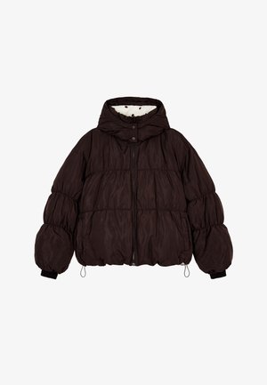 Giacca imbottita marrone con collo alto, cerniera frontale e bottoni a pressione. Presenta una texture trapuntata e polsini elastici per una vestibilità aderente.