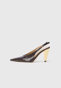 Tacco slingback a punta in ecopelle lucida effetto coccodrillo marrone scuro. Caratterizzato da un tacco geometrico in tonalità oro e da una cinghia alla caviglia regolabile.