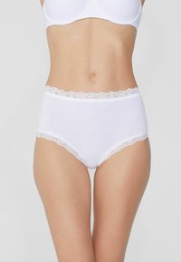 Białe bawełniane figi hipstery z falbaniastym koronkowym paskiem, gładką fakturą i średnim stanem, idealne do codziennego noszenia.