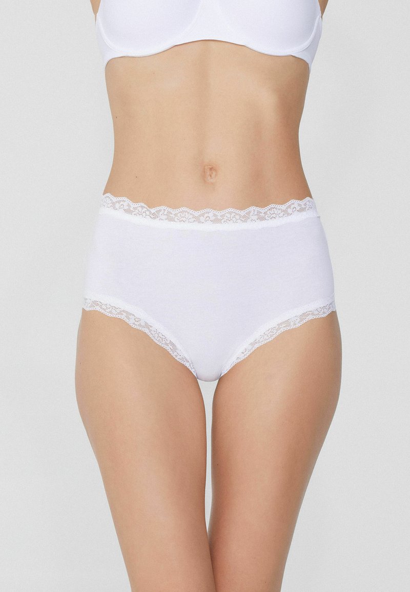 Białe bawełniane figi hipstery z falbaniastym koronkowym paskiem, gładką fakturą i średnim stanem, idealne do codziennego noszenia.
