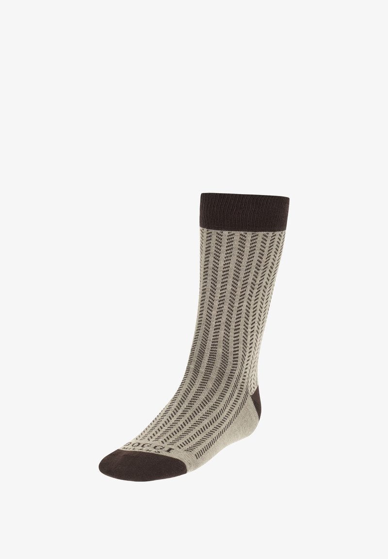 Stickade strumpor med en ljusgrå bas och mörkbruna accenter. Har ett vertikalt randigt mönster och en ribbad mudd för extra textur.