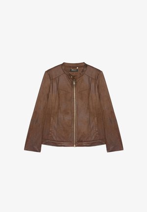 Bruine jas van nep leer met een ritssluiting aan de voorkant, een opstaande kraag met drukknoop en twee verticale zijzakken.