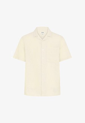 Koszula z krótkim rękawem, zapinana na guziki, w jasnym kremowym lnie, z kieszonką na piersi i klasycznym kołnierzykiem. Gładka faktura i prosta konstrukcja.