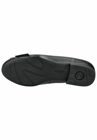 Schwarzer Schuh mit einer glatten Oberseite, strukturierten Gummisohle mit einem gewellten Muster und einem kreisförmigen Akzent nahe der Ferse.