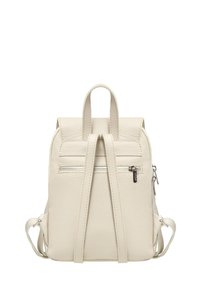 Zaino in pelle di colore bianco sporco con finitura testurizzata, dotato di due spallacci regolabili, un manico superiore e una tasca frontale con zip.