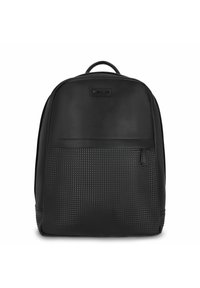 Mochila negra hecha de materiales lisos y texturizados, con un patrón de diamantes en la sección inferior y un asa de transporte en la parte superior.