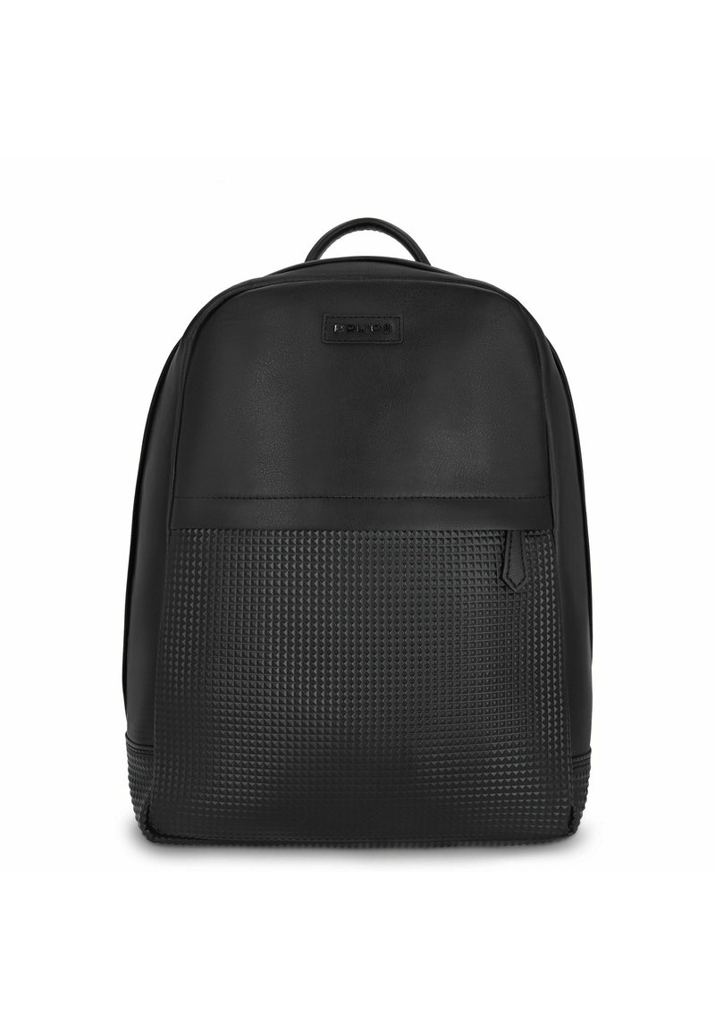 Mochila negra hecha de materiales lisos y texturizados, con un patrón de diamantes en la sección inferior y un asa de transporte en la parte superior.