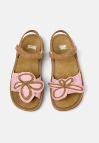 Sandali in suede marrone con un design floreale in pelle rosa, dotati di cinturini regolabili e di una soletta testurizzata per il comfort.