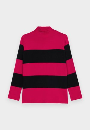 Prugasti turtleneck pulover u ružičastoj i crnoj boji s dugim rukavima, rebrastom teksturom i prilagođenim ovratnikom.