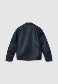 Granatowa skórzana kurtka o gładkiej fakturze, z płaskim kołnierzem, długimi rękawami oraz pikowanymi detalami na panelach rękawów.