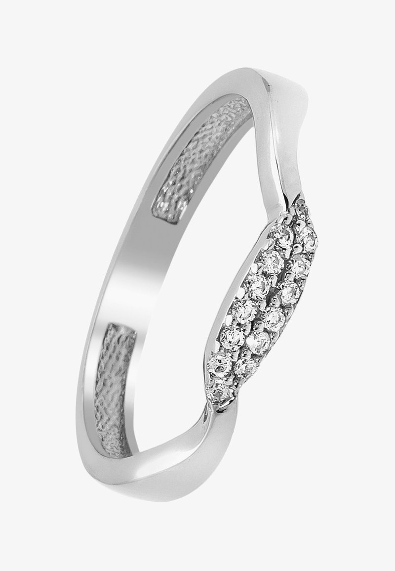 Bague en argent avec un anneau texturé et un design courbé. Présente une rangée de pierres précieuses claires incrustées sur un côté. Fini lisse.