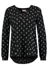 Blouse noire à manches longues avec un décolleté en V et un motif de sapins de Noël blancs et verts sur l'ensemble, avec des accents rouges ; tissu fluide, ourlet arrondi.