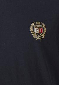 Tommy Jeans CREST FLAG TEE - Nyomott mintás póló - dark night navy