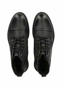 Botas de cuero negro hasta el tobillo con punteras redondas, diseño de cordones, cremalleras laterales y detalles texturizados en la parte superior y la suela.