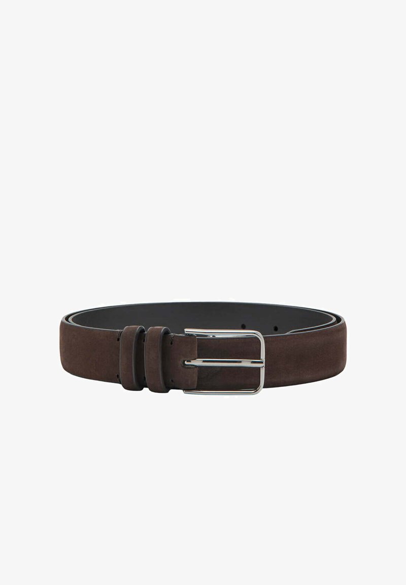 Ceinture en cuir marron avec boucle en métal argenté et deux passants, présentée enroulée sur fond blanc.