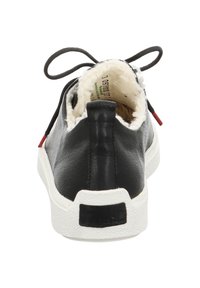 Schwarze Leder-Sneaker mit einer weißen Gummisohle, ausgestattet mit einem weich gefütterten Kragen und schwarzen Schnürsenkeln sowie einem roten Akzent in der Nähe der Ferse.