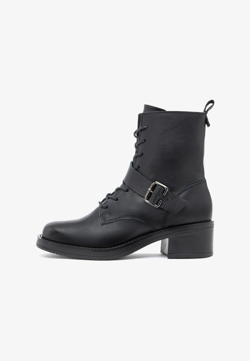 Bottine en cuir noir avec talon carré, lacets à l'avant, bride latérale avec boucle et languette à l'arrière.