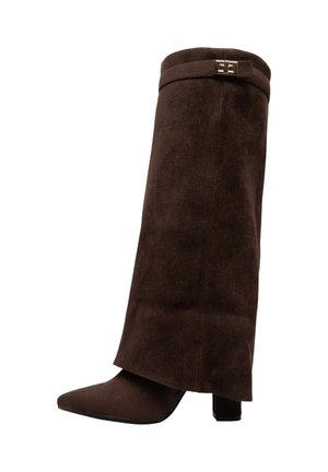 Bottine en suède marron avec un bout pointu, un petit talon carré et un design à revers avec une accent en boucle en ton doré.