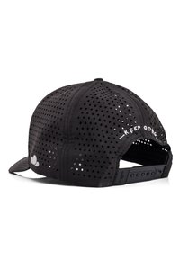 Casquette noire perforée avec une visière droite, ornée de texte brodé en blanc "KEEP GOING" et d'une fermeture snapback réglable.