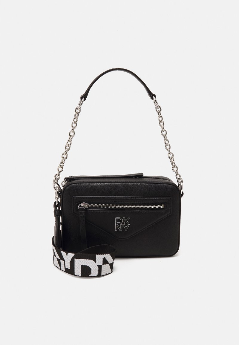 Schwarze Leder-Crossbody-Tasche mit Reißverschluss, silberfarbener Kettengurt und DKNY-Logo. Verfügt über eine Vordertasche mit Reißverschlussdetails.