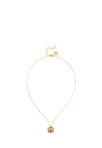 Collana d'oro con una catena delicata e un ciondolo tondo caratterizzato da dettagli intricati e un piccolo accento di gemma. Lunghezza regolabile.