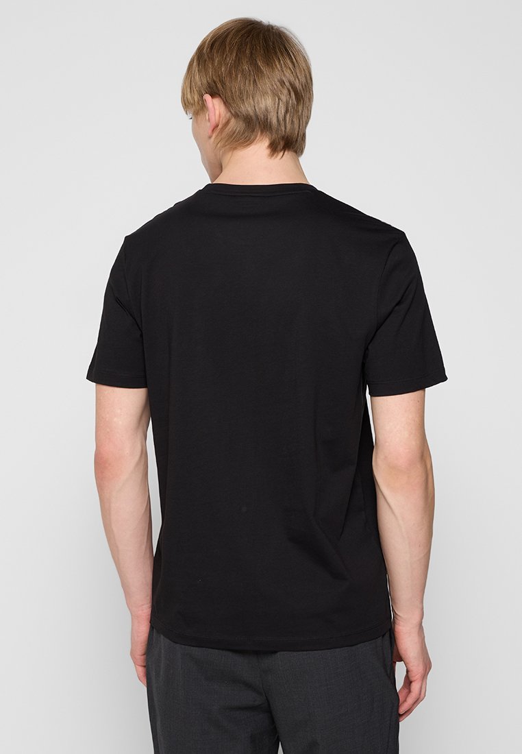 Czarny bawełniany T-shirt z okrągłym dekoltem i krótkimi rękawami o gładkiej teksturze, przedstawiony z tyłu. Brak widocznych logo lub wzorów.