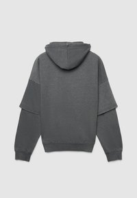 Felpa grigia con cappuccio ampio, vestibilità comoda e design delle maniche a contrasto. Realizzata in tessuto morbido con polsini e orlo a costine.