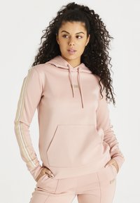 Roze hoodie met een kangoeroezak, verstelbare trekkoorden en gouden strepen langs de mouwen. Gladde stof met een aansluitend ontwerp.