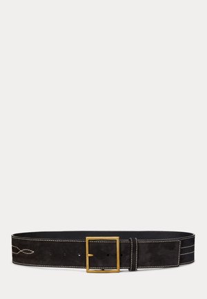 Zwarte suède riem met beige stiksels, vierkante gouden gesp en meerdere instelgaten, plat op een witte achtergrond gelegd.