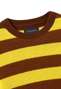 Bruin en geel gestreepte trui met een ronde hals en een zachte textuur. Label met de tekst "PIOMBO" in blauw met gouden letters.