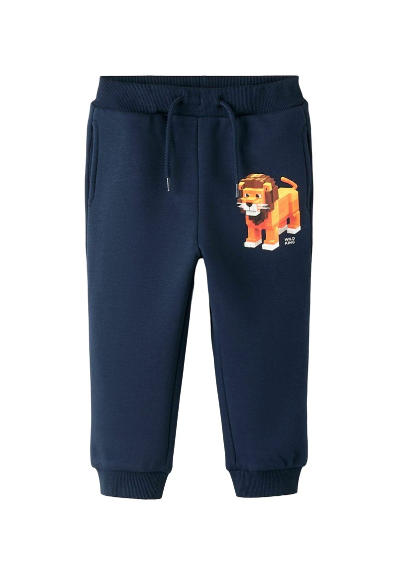 Marineblå joggebukser med elastisk midjebånd og snor, med et pixelert løvegrafikk på venstre lår. To sidelommer.