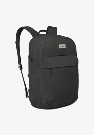 Mochila de tela negra con forma redondeada, bolsillo frontal con cremallera y correas ajustables. Logo de Osprey en una etiqueta rectangular.