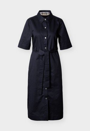 Marineblauwe katoenen jurk met een kraag, korte mouwen, knopen aan de voorkant en een ceintuur in de taille, met een ruitpatroon aan de binnenkant van de kraag.