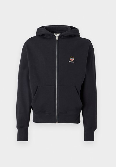 Sudadera con cremallera negra, con un bolsillo frontal, puños de canalé y un pequeño logo bordado en el pecho. Material suave de mezcla de algodón.