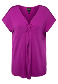 Fialová krátká halenka s krátkým rukávem a výstřihem do V, s detailním uzlem ve středu přední části.