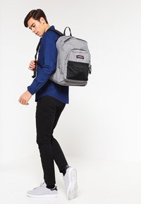 Eastpak PINNACLE - Mochila - sunday grey