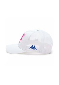Cappellino da baseball bianco con visiera curva, parte posteriore in rete, logo rosa sul fronte e logo blu di lato. La texture è liscia con un design in rete traspirante.