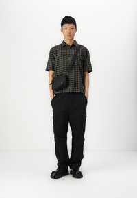 Hollister Co. Boxy Short-Sleeve Plaid Shirt - Camicia - melbourne black