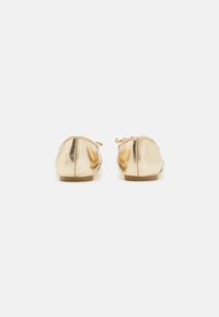 Anna Field Balerinke - gold