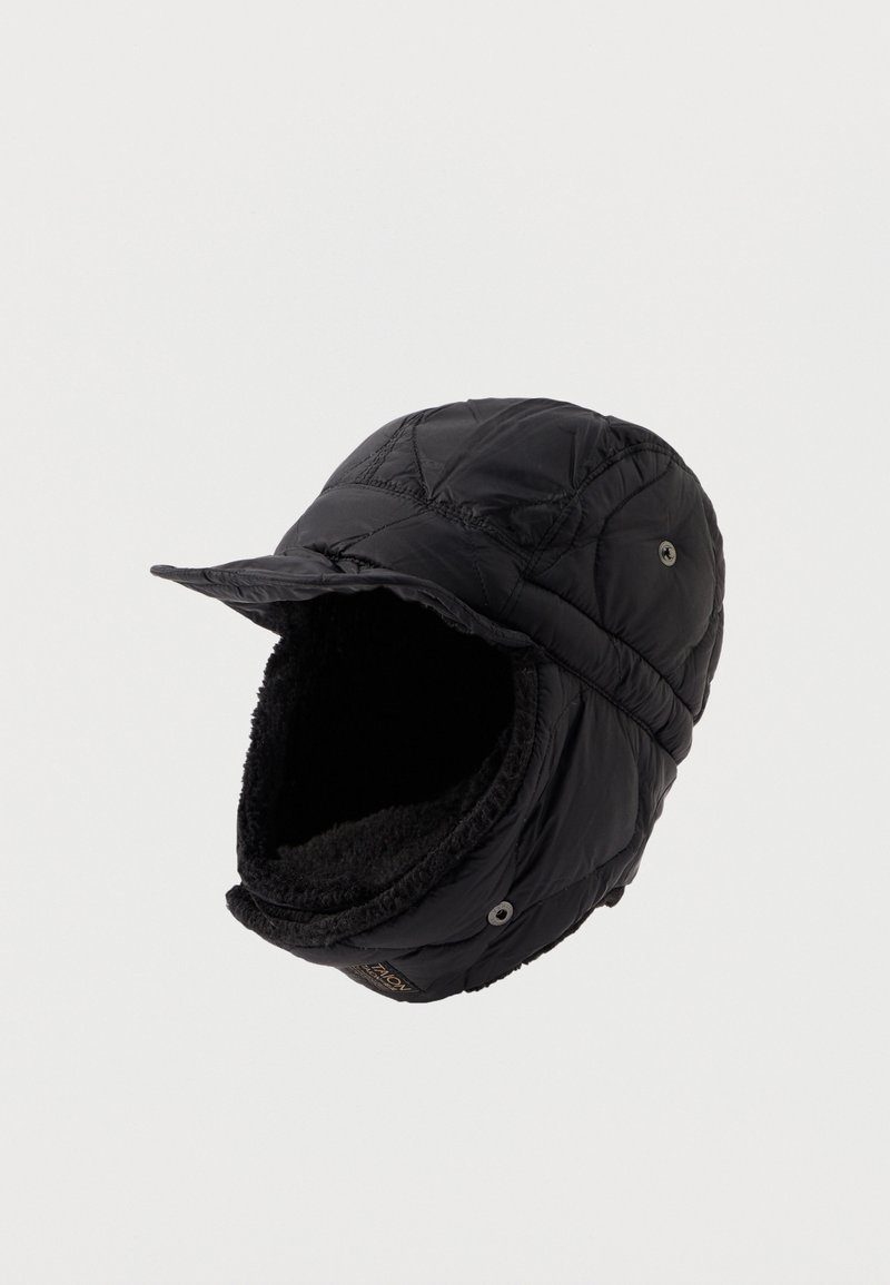 Căciulă de iarnă neagră, matlasată, cu căptușeală moale și pufoasă, vizieră frontală și detalii cu capse metalice pentru ajustare și confort termic.