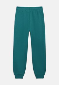 Βαμβακερές φόρμες σε τυρκουάζ αποχρώσεις με ελαστική μέση, στενότερα παντελόνια και ριμπ τελειώματα. Ομαλή υφή, απλός σχεδιασμός, χωρίς ορατά σχέδια ή διακοσμητικά στοιχεία.