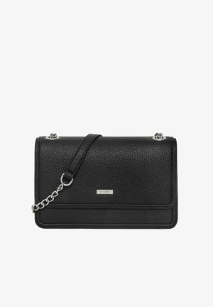 Zwart gladleren crossbodytas met zilveren kettingband en klein rechthoekig metalen logo op de voorklep.