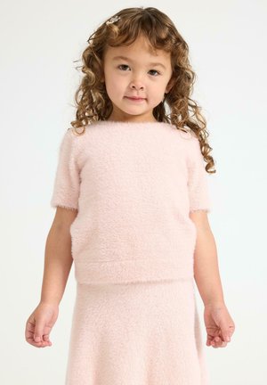 Lichtroze, fluffy top met korte mouwen en een ronde halslijn, gecombineerd met een bijpassende rok. Zachte textuur, iets getailleerd en minimalistisch ontwerp.