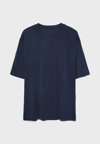 T-shirt bleu marine à manches courtes montré de dos, avec un col rond simple et un ourlet droit sur un fond uni.