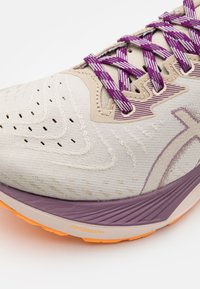 ASICS NOVABLAST 4  - Väglöparskor - nature bathing/pearl pink