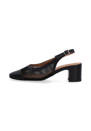 Zwarte slingback pump met bovenwerk van mesh, spitse neus, verstelbare gespsluiting en blokhak op een witte achtergrond.
