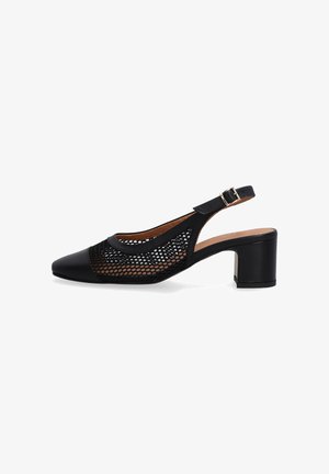 Sort slingback-pumpe med mesh-overdel, spids tå, justerbar rem med spænde og blokhæl på en hvid baggrund.