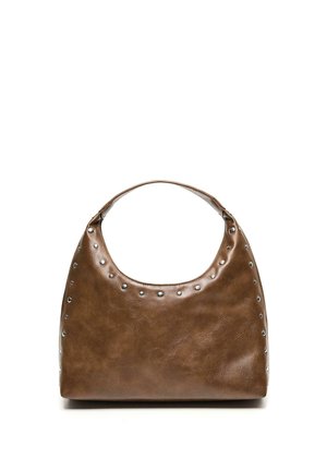 Borsa a mano in pelle marrone con manico superiore arrotondato, decorata con borchie metalliche lungo i bordi e intorno alla parte superiore frontale.