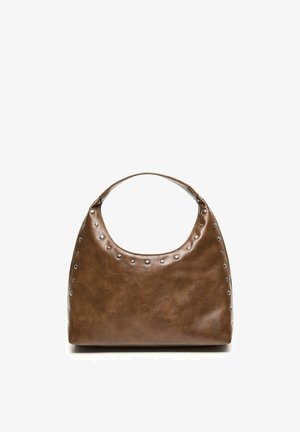 Borsa a mano in pelle marrone con manico superiore arrotondato, decorata con borchie metalliche lungo i bordi e intorno alla parte superiore frontale.