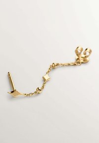 Accesorio de cadena de oro con un colgante en forma de estrella, cuentas esféricas y un conector que se asemeja a un conector de teléfono. Textura suave y brillante.